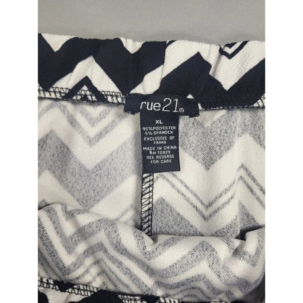 NWT  Rue 21 black white zigzag stripe circle Xl Women’s elastic waist mini - Picture 5 of 5